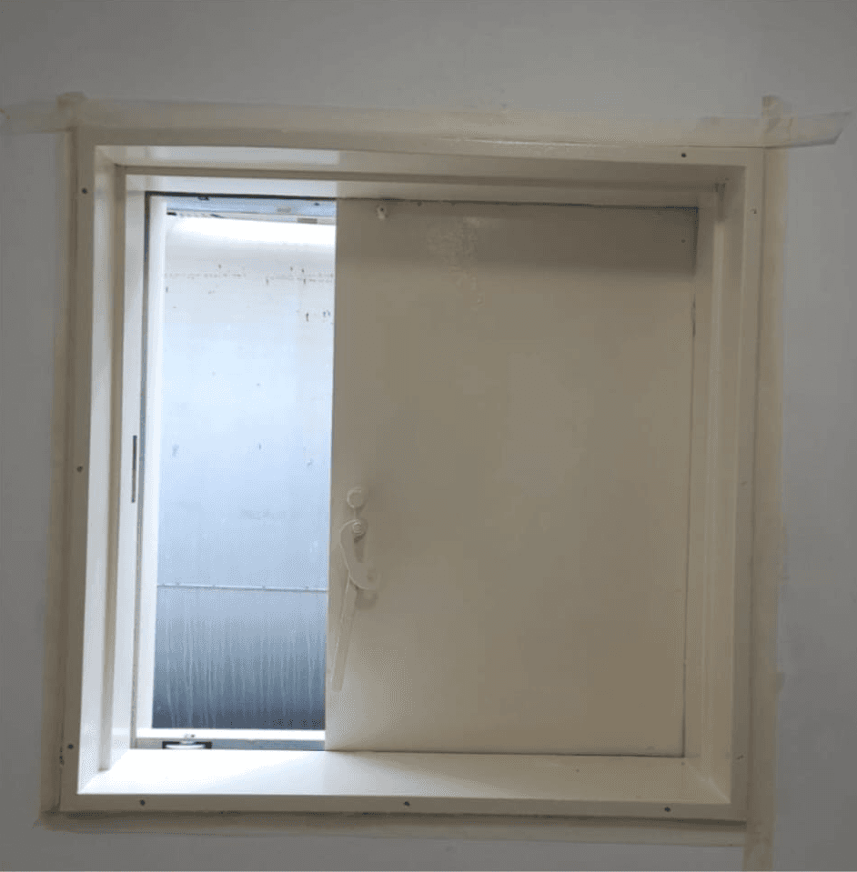 חלון או פתח ממוגן עם מסגרת קרמית ופס נע עם בריח